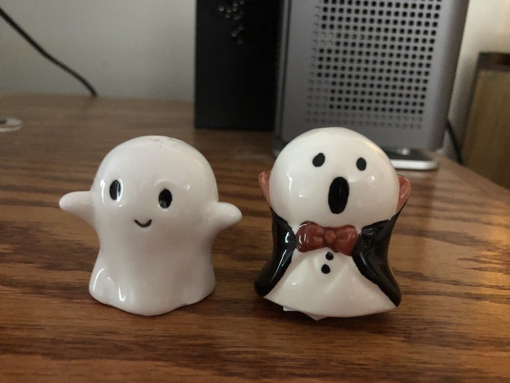 Cracker Barrel Halloween Mini GHOST VAMPIRE DRACULA Salt & Pepper Shaker Set