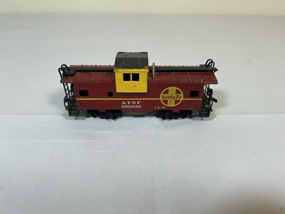 HO Scale Bachmann, Atkinson Topeka & Santa Fe Caboose ATSF 999628