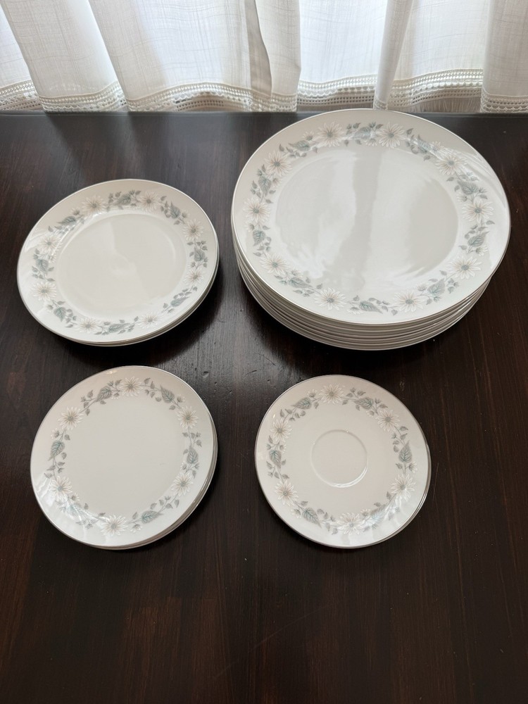Noritake Wellesley Dishes 6214  6 Dinner ,2 Salad ,2 Dessert , 2 Saucer Japan