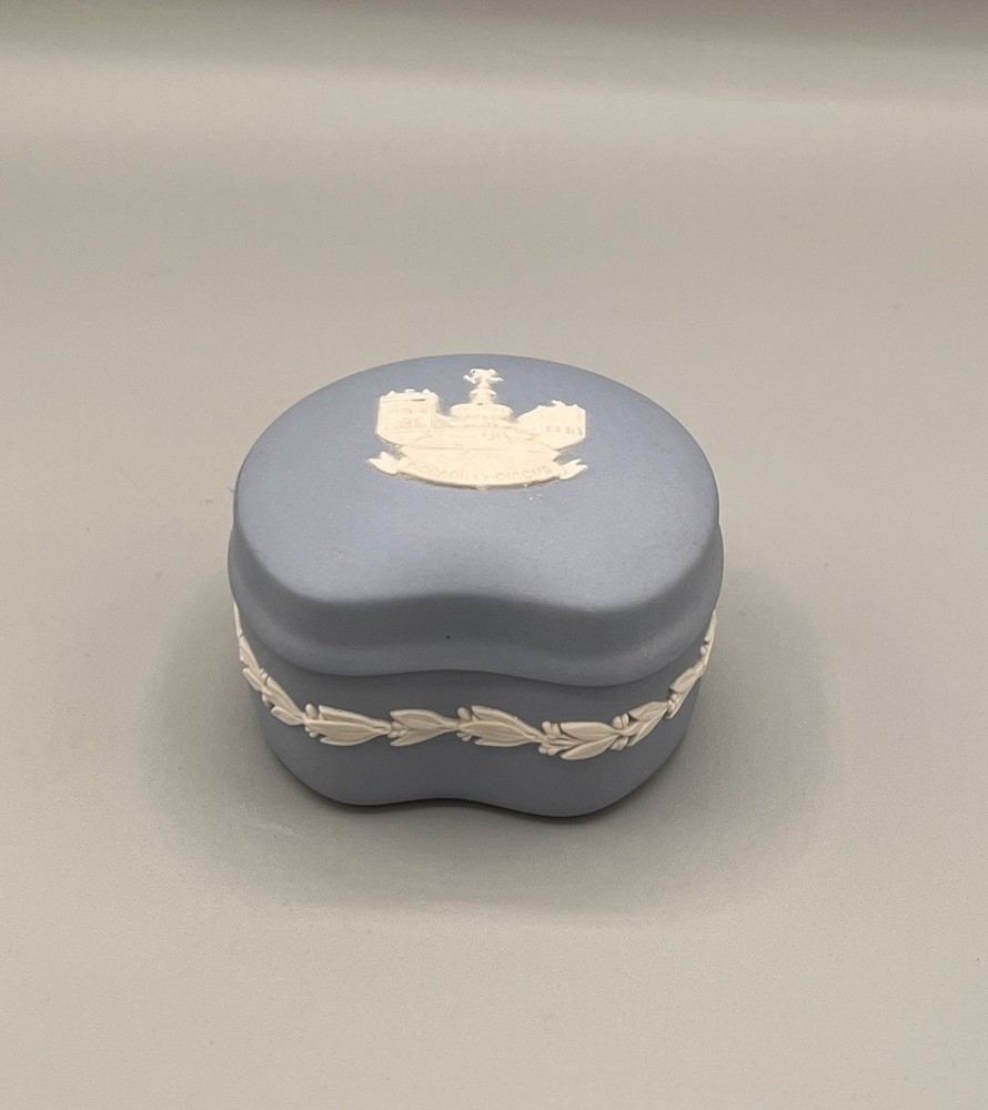 Vintage Wedgwood Blue Jasperware Picadilly Circus London Trinket Box