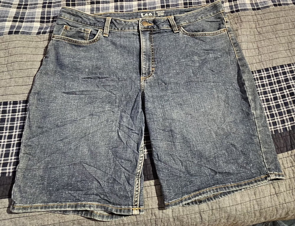 Lee Women’s Bermuda Shorts Size 18M Blue Denim Mid Rise Regular Fit Jean Short