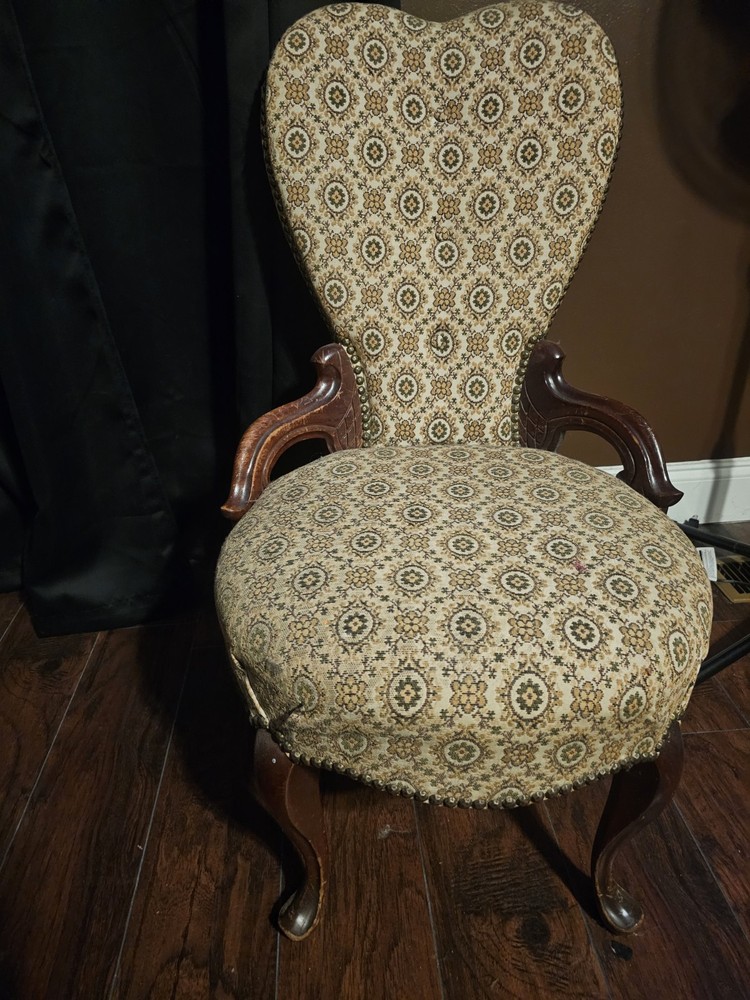 Silla de abuela antigua con respaldo de corazón-image