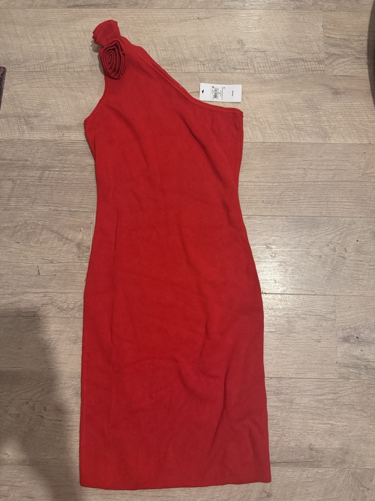 Red rose off the shoulder guess dress medium