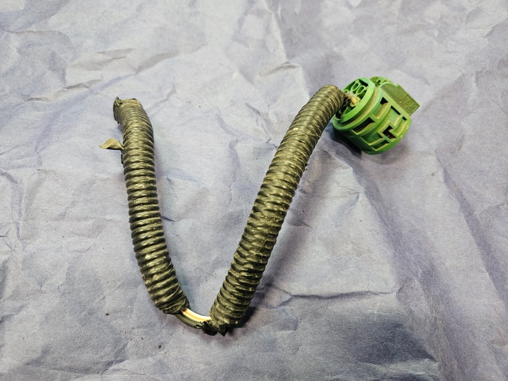 2014-2018 JEEP CHEROKEE HEADLIGHT CONNECTOR PLUG - OEM