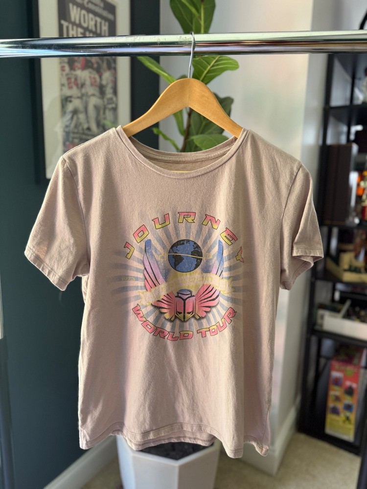 Journey World Tour Graphic T Shirt— Women’s Size Medium (Taupe Pink)