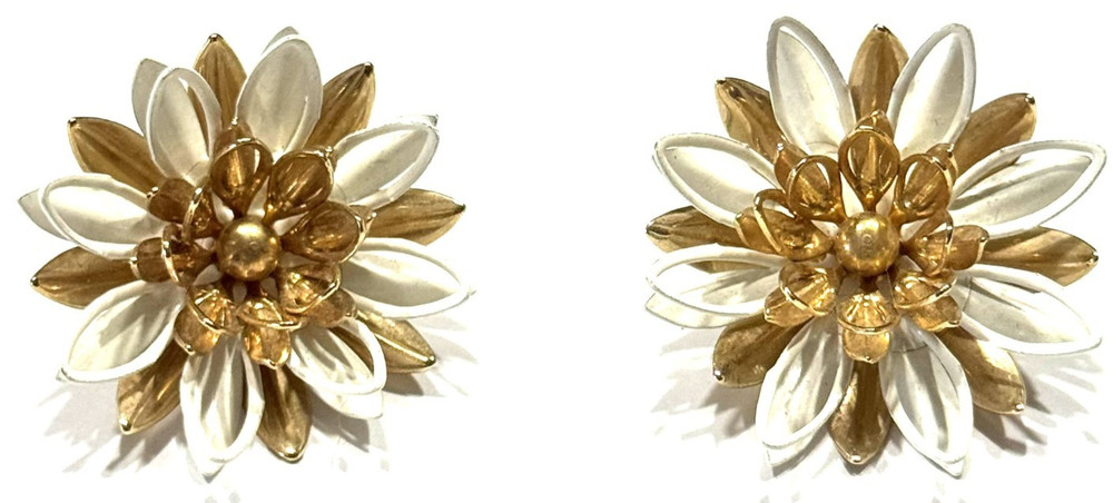 Vintage Sarah Coventry Flower White & Gold Tone Clip On Earrings 1960's Signed