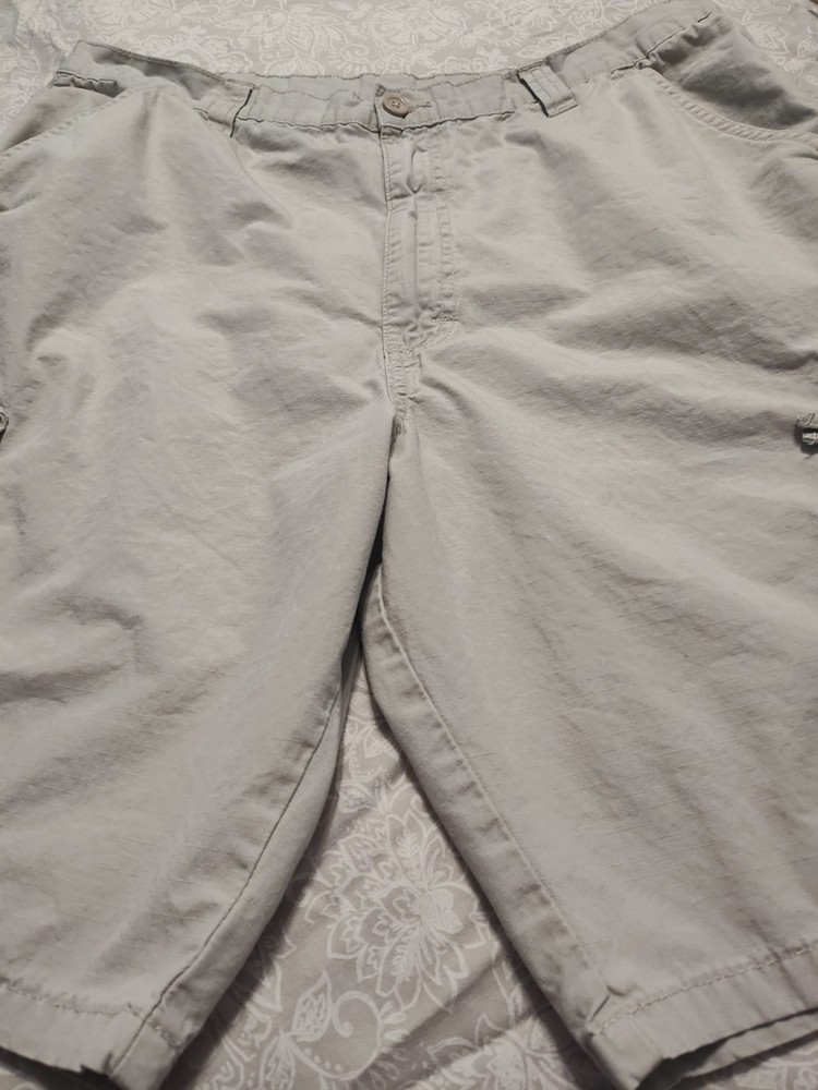 Wrangler Men's Khaki Cargo Shorts. Size 36
