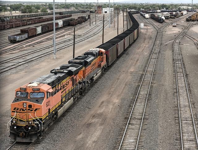 Photo:Pueblo Colorado 2015 BNSF Train Yards Fourth Street Bridge View