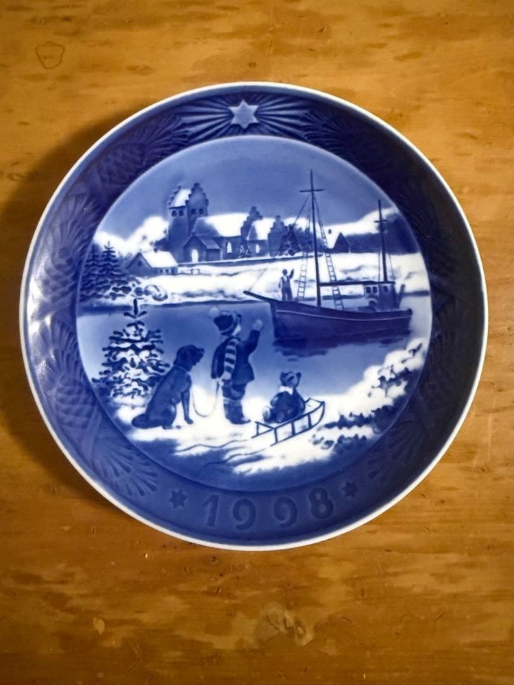 Royal Copenhagen 1998 Year Plate Winter Scene Dog Person Welcome Home Used