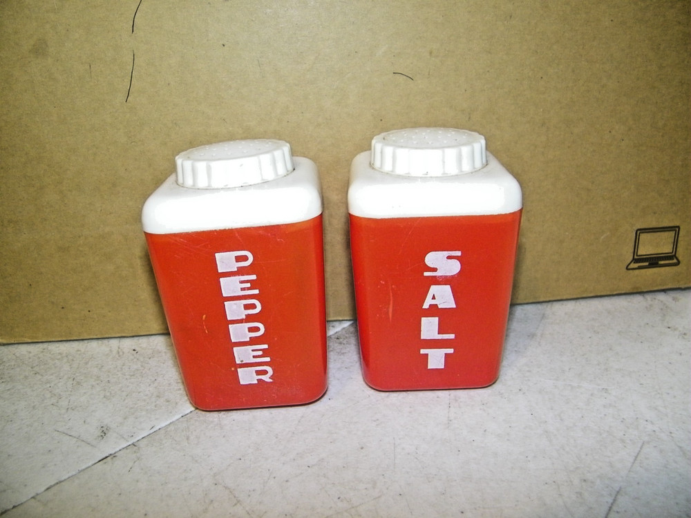 Vintage 1940's Red & White Plastic Salt & Pepper Shakers LUSTRO WARE Kitchen Set