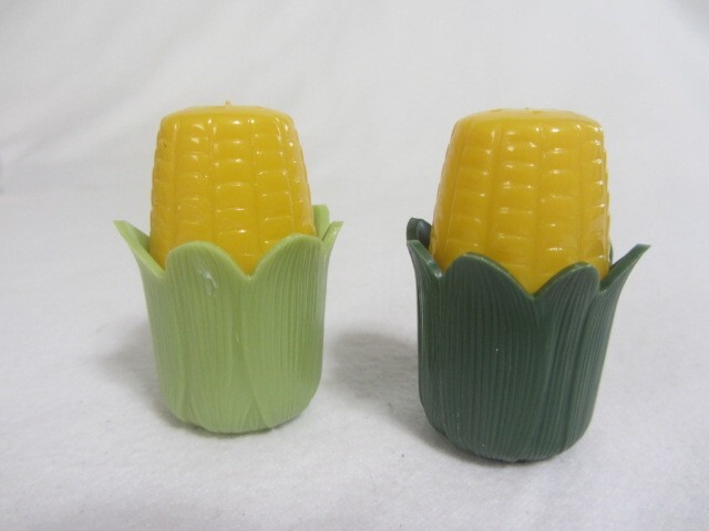 Vintage Mini Ears Of Corn Bakelite Salt & Pepper Shakers