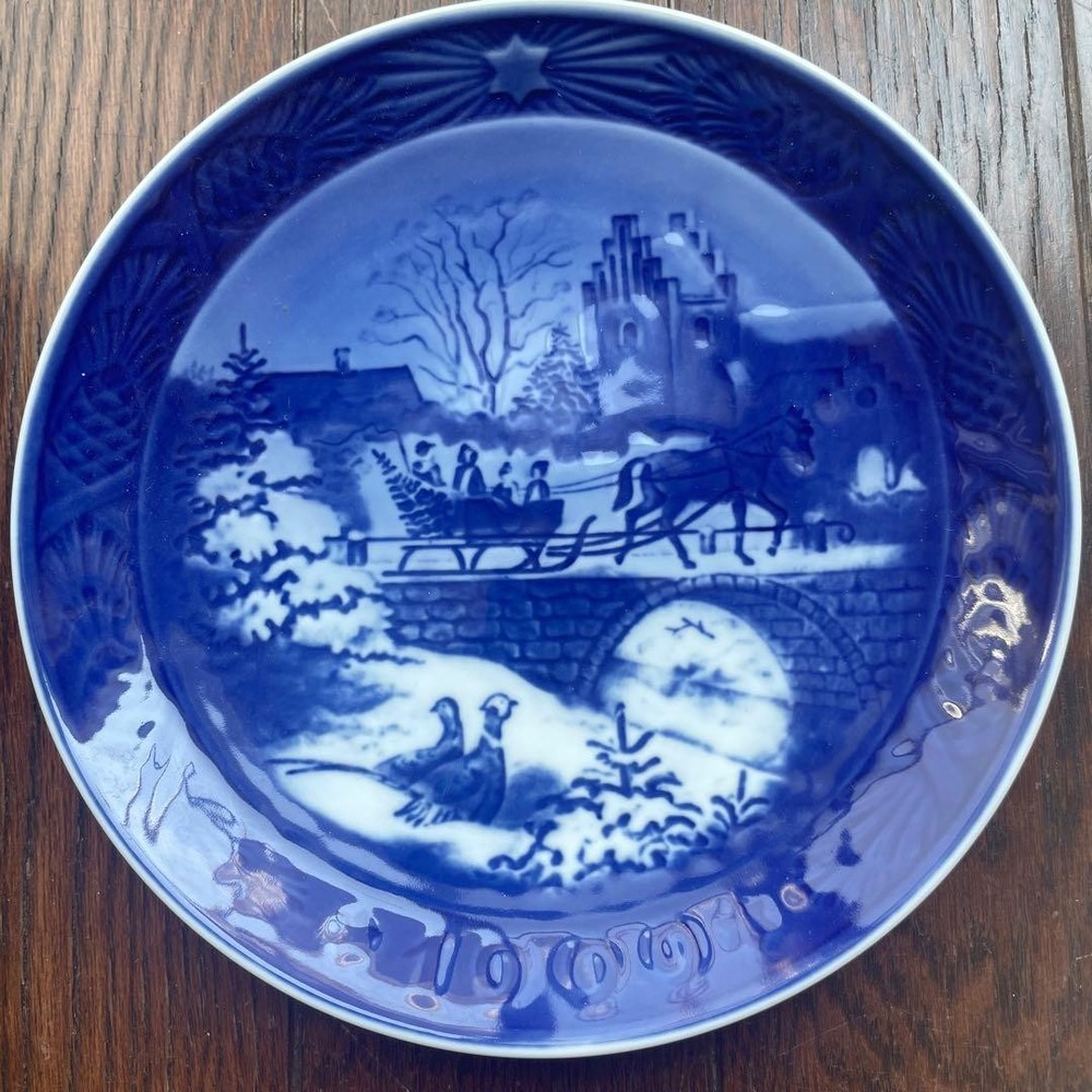 Royal Copenhagen 1999 Christmas Plate Winter Scene with Box