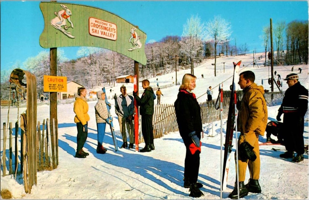 Pre-1980 SKIING BY OLD ENTRANCE SIGN Grossinger - Liberty In Catskills NY BJ7755