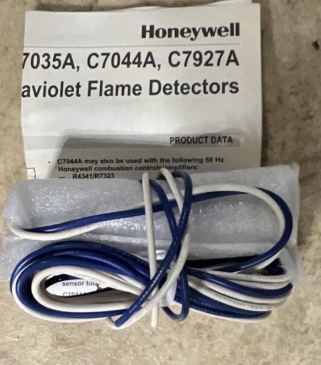 Honeywell C7027A Mini-Peeper Flame Detector C7027A 1049 8 Ft Leads 1/2