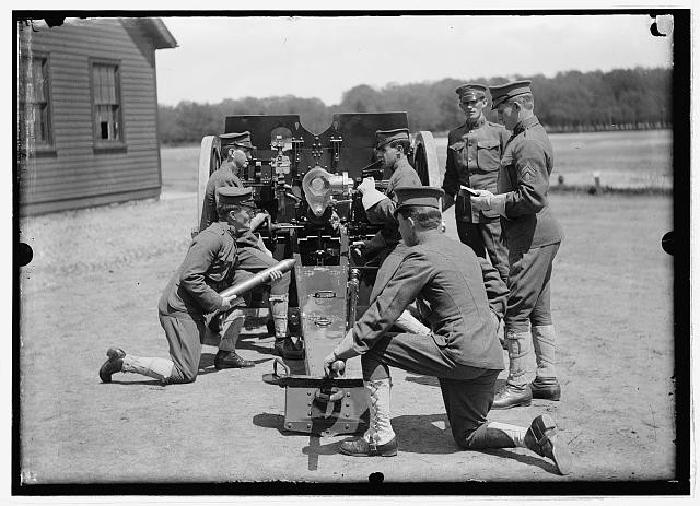 Photo:artillery with Men