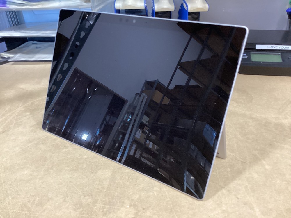 Microsoft Surface Pro 5 [1796] i5-7300U 2.6GHz | 4GB | 512GB | No OS/AC Grade C-image