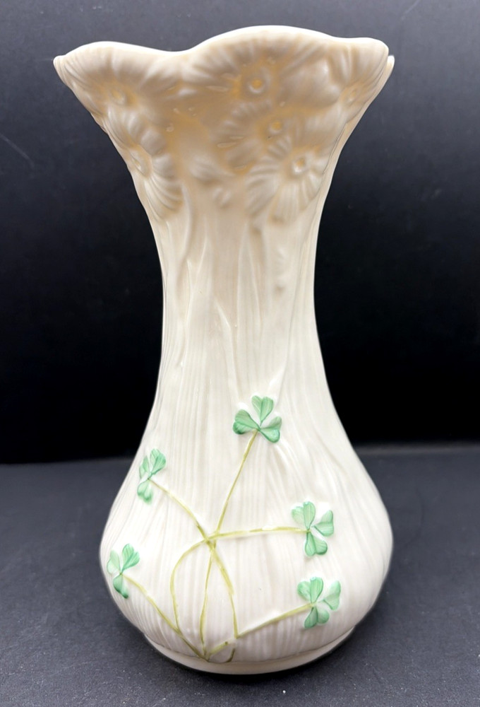 Belleek Porcelain Daisy Spill Vase Embossed Texture Shamrocks Ireland 6”