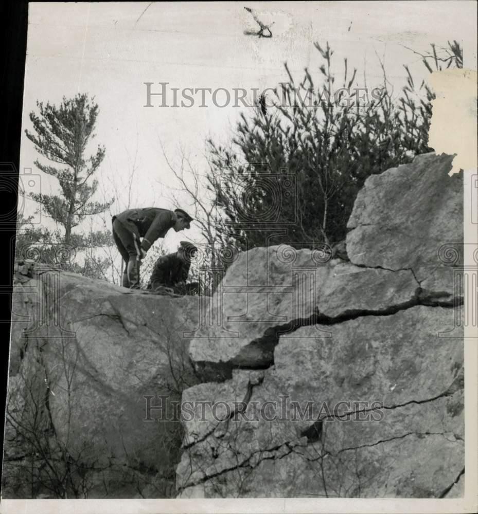 1974 Press Photo Police officers search for gun in the woods of Bedford, MA