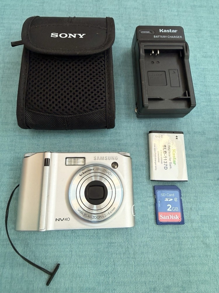 Samsung NV40 Digital camera Silver 10.5 MP Charger/Battery/case Tested & Works