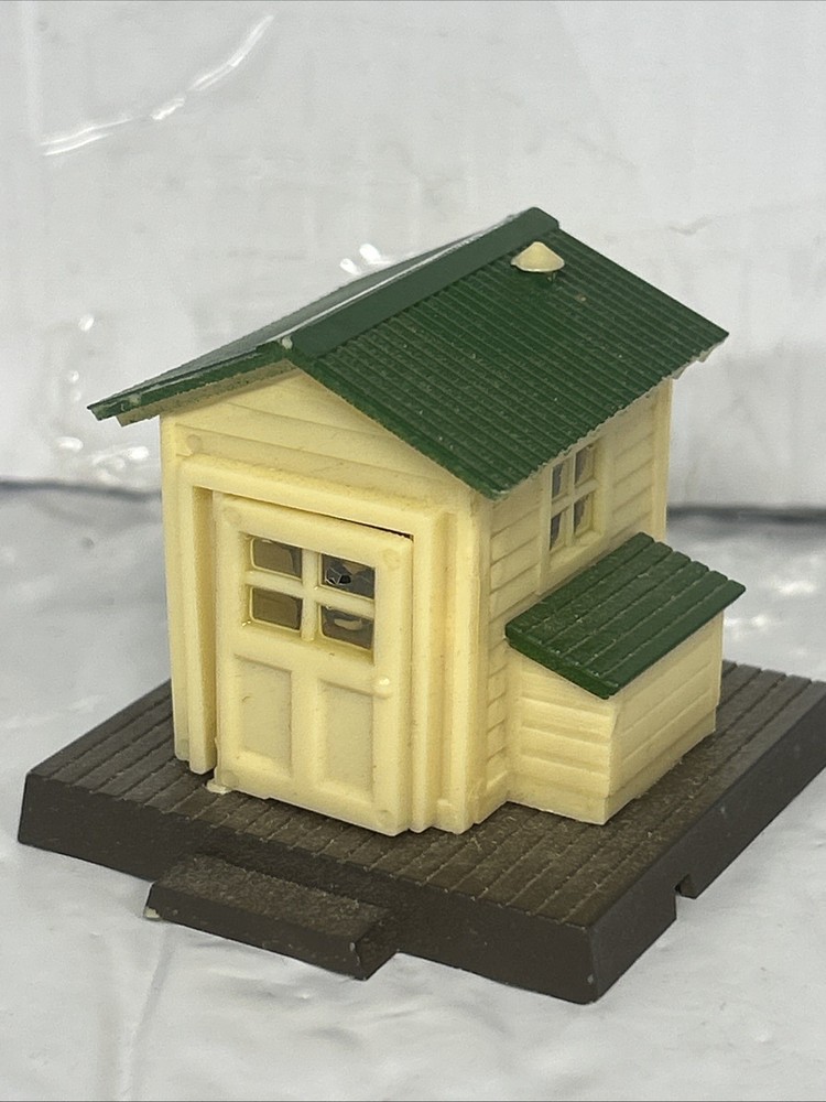 Vintage Lionel Train Switch Station with Operating Door for Conductor & Passengers