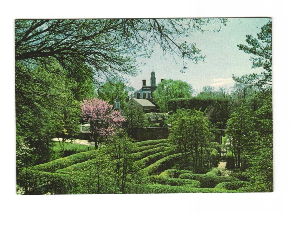 Holly Maze The Governor's Palace Williamsburg VA vintage postcard unposted