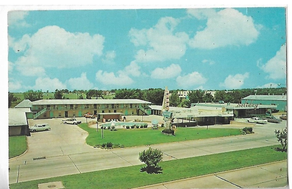VTG Postcard - Holiday Motel & Restaurant - Muskogee, Oklahoma