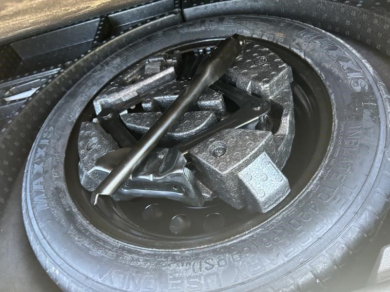 ESCAPE    2017 Jack 104551688 NO FOAM TRAY NO SPARE TIRE