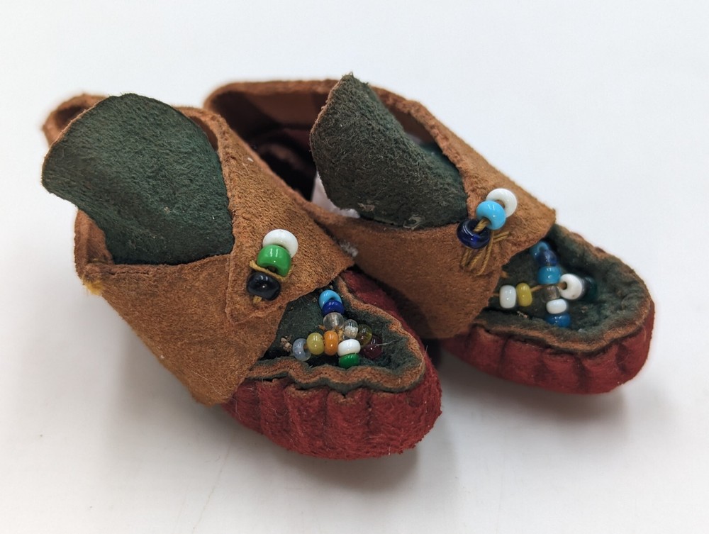 Vintage Mini Doll Toy Brown Red Green Suede Indian Beaded Moccasin Shoes 2