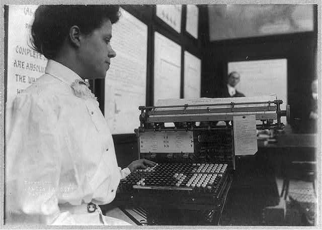 Photo:U.S. Census Bureau Machines and Operators 1908 Punch Card Computing
