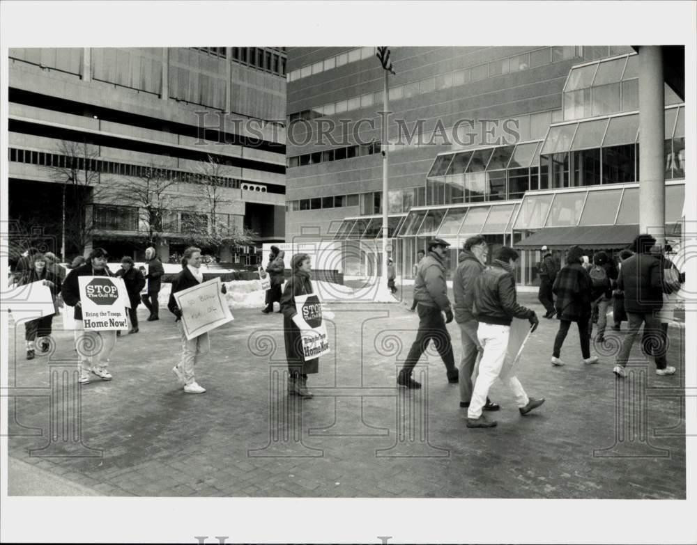 1991 Press Photo War protesters picket outside federal building in Springfield