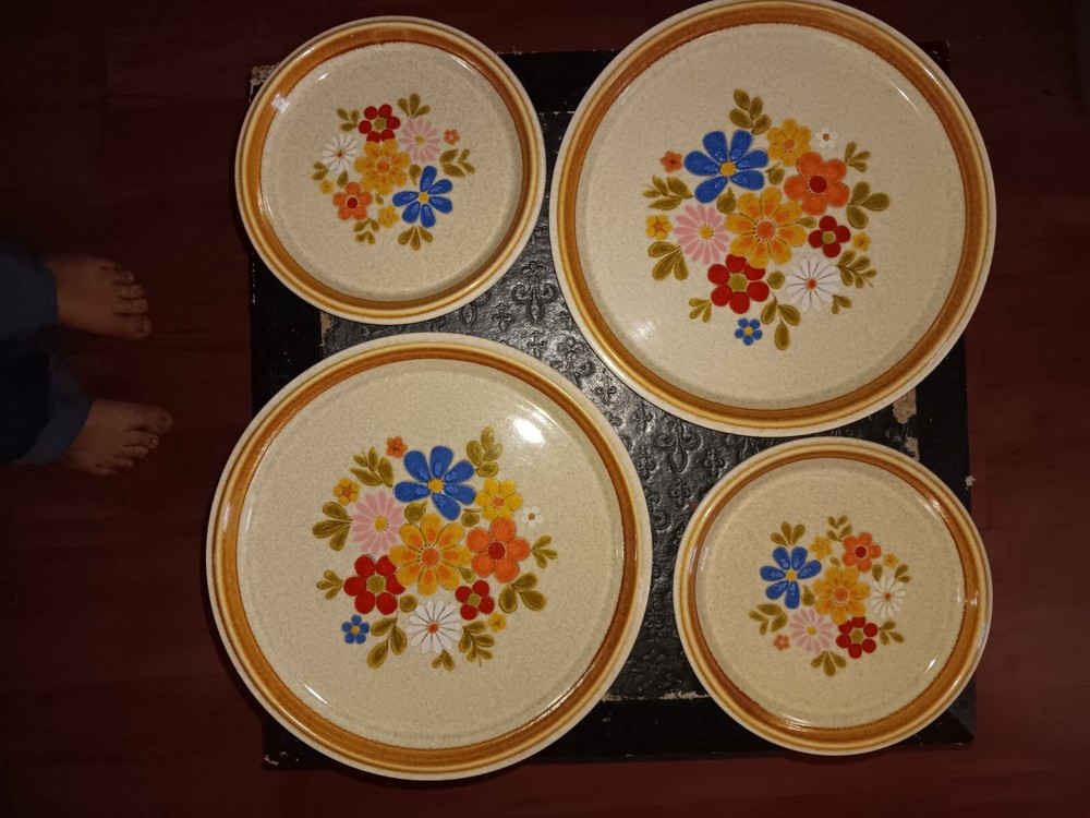 Miikasa Dinnerware, 2 Dinner, 2 Salad Plates