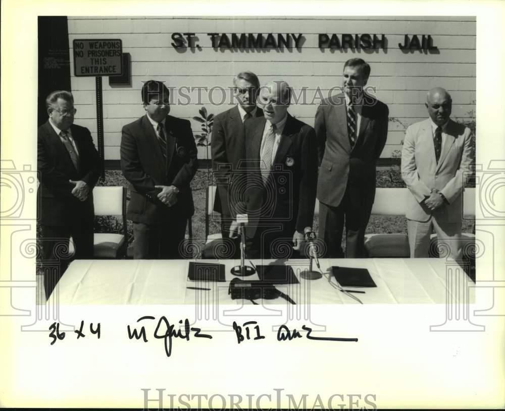 1989 Press Photo Officers during press conference at St. Tammany Parish Jail