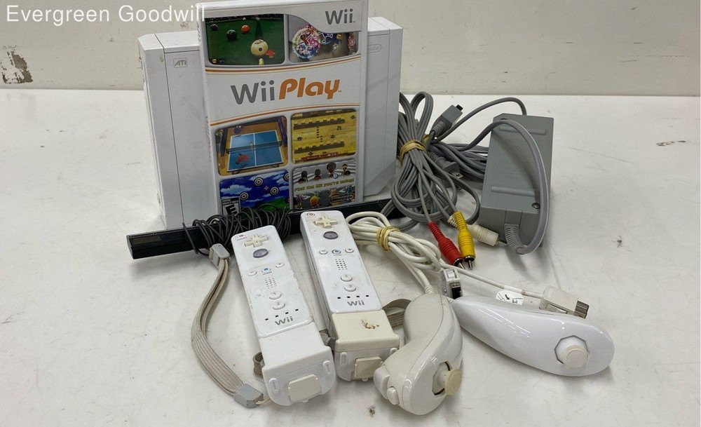 Nintendo Wii White Console Bundle RVL-001 w/Wii Play