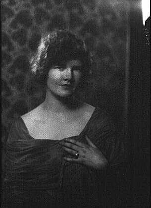 Photo:Brooks,Genevieve,Mrs,portrait photographs,women,A Genthe,1924