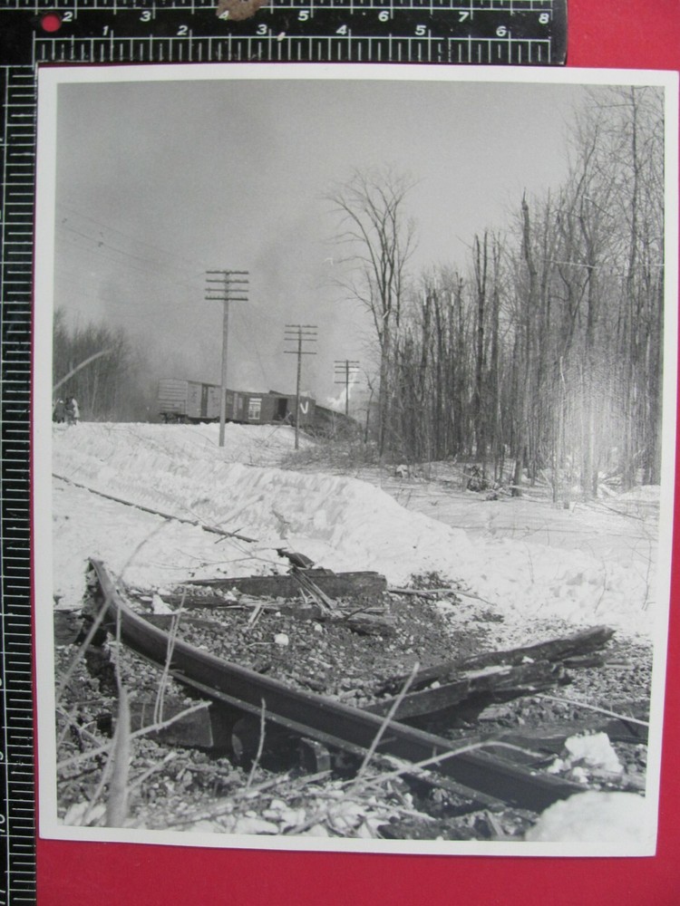 CANADIAN NATIONAL RAILROAD TRAIN WRECK PHOTO at UNIDENTIFIED LOCATION in CANADA