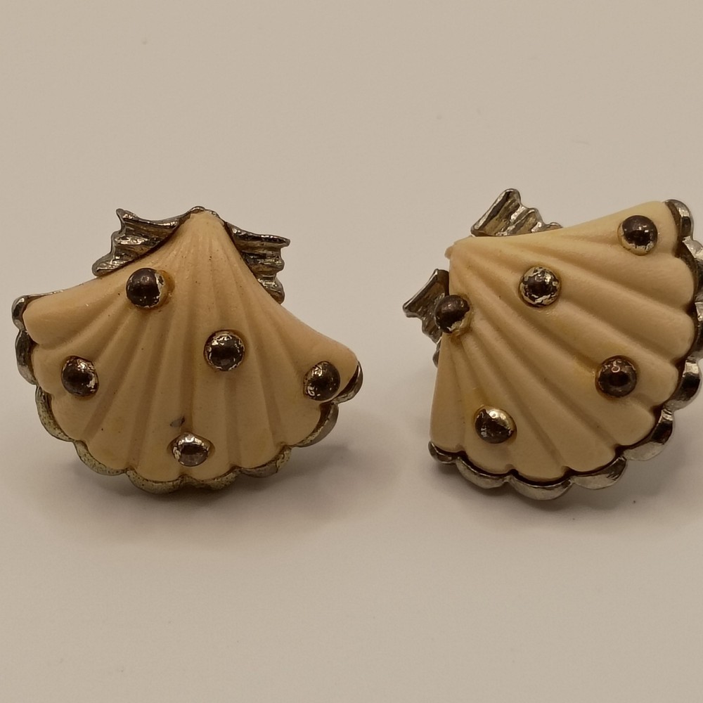 Vintage Seashell Clip On Earrings Coastal Summer Cream Color Silver Tone READ