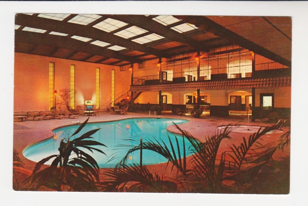 DOWNTOWNER MOTEL, GREEN BAY, WIS. – INDOOR SWIMMING POOL - 1960s Postcard