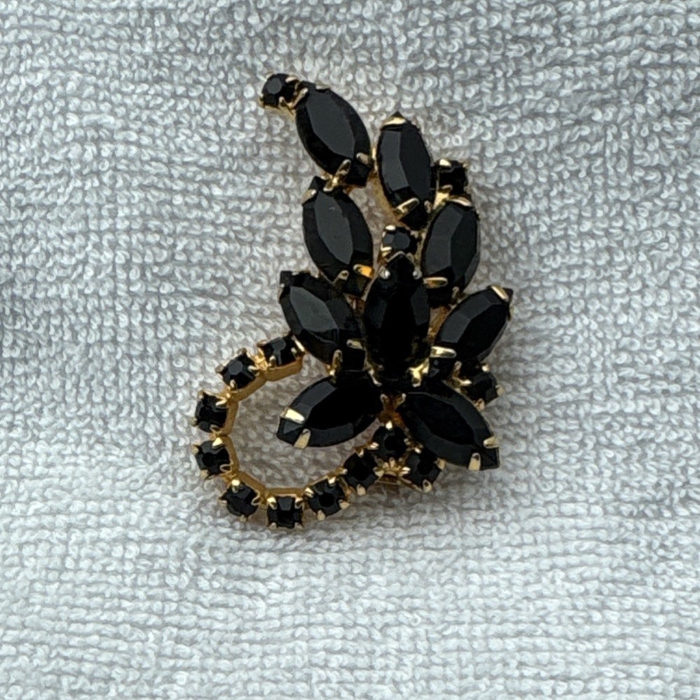 Vintage Gold Tone Jet Black Marquise Leaf Brooch Pin Jewelry Unsigned Juliana?
