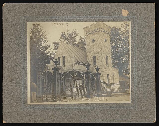 Photo:[Antietam National Cemetery gatehouse and entrance]