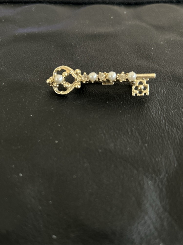 Beautiful Brooch Pin Gold Tone Key Clear Rhinestones Faux Pearls 1 3/4 x 5/8