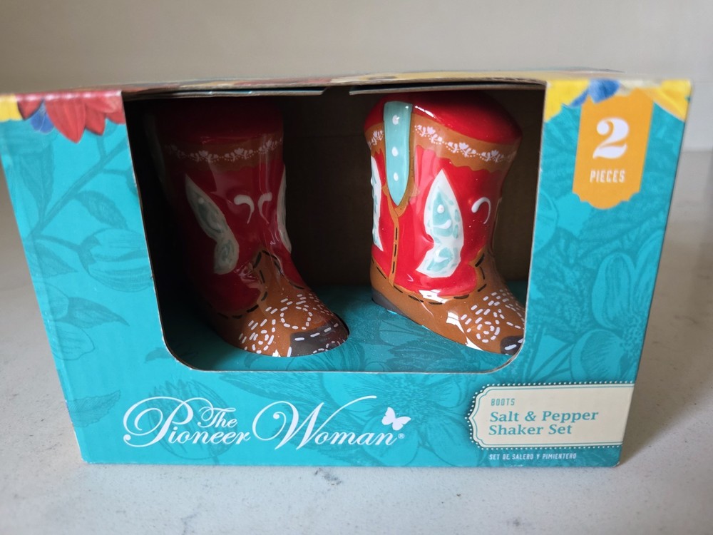 New In Box The Pioneer Woman Western Boots Salt and Pepper Shaker Set Red 3