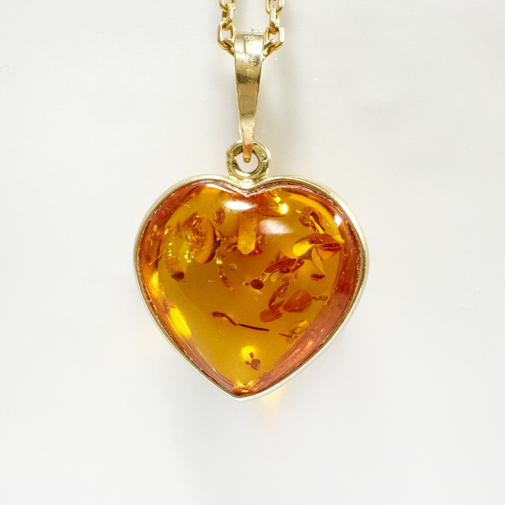 Vintage 18k Gold and amber heart pendant