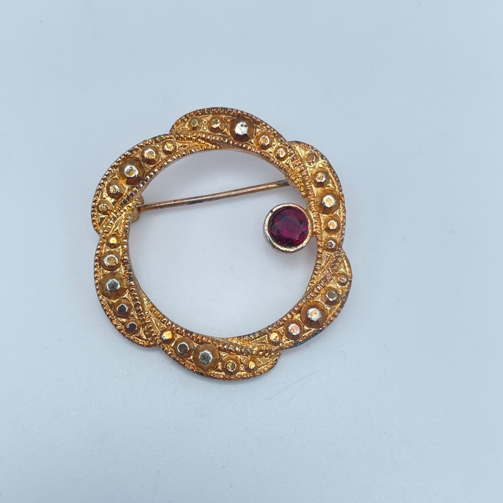 Vintage 90s Gold Tone Circle Wreath Brooch Pin Ruby Red Rhinestone Jewelry
