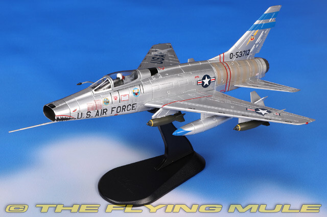 Hobby Master 1:72 F-100D Super Sabre USAF 6251st TFW, 307th TFS #55-3712