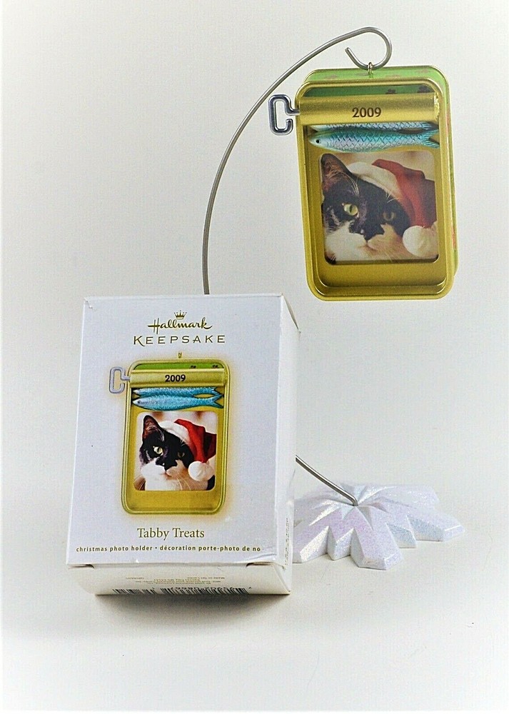 Hallmark 2009 Tabby Treats Christmas Photo Holder Ornament QXG6695