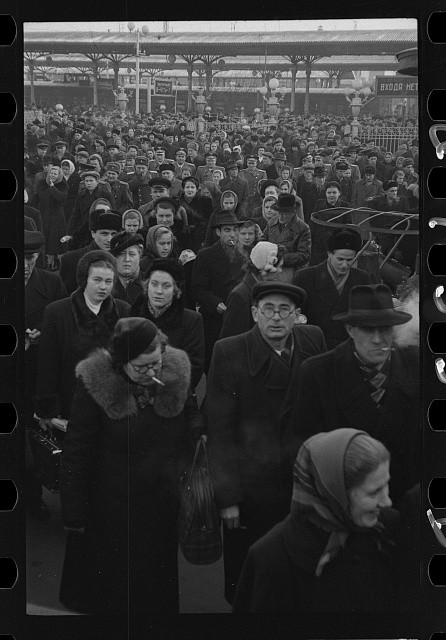 Photo:Moscow Russia 1950s Commuters Crowd Train Station Platform