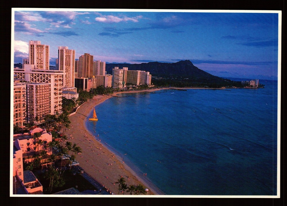 Postcard : Hawaii - Honolulu Hi - Waikiki Beach Showing Diamond Head