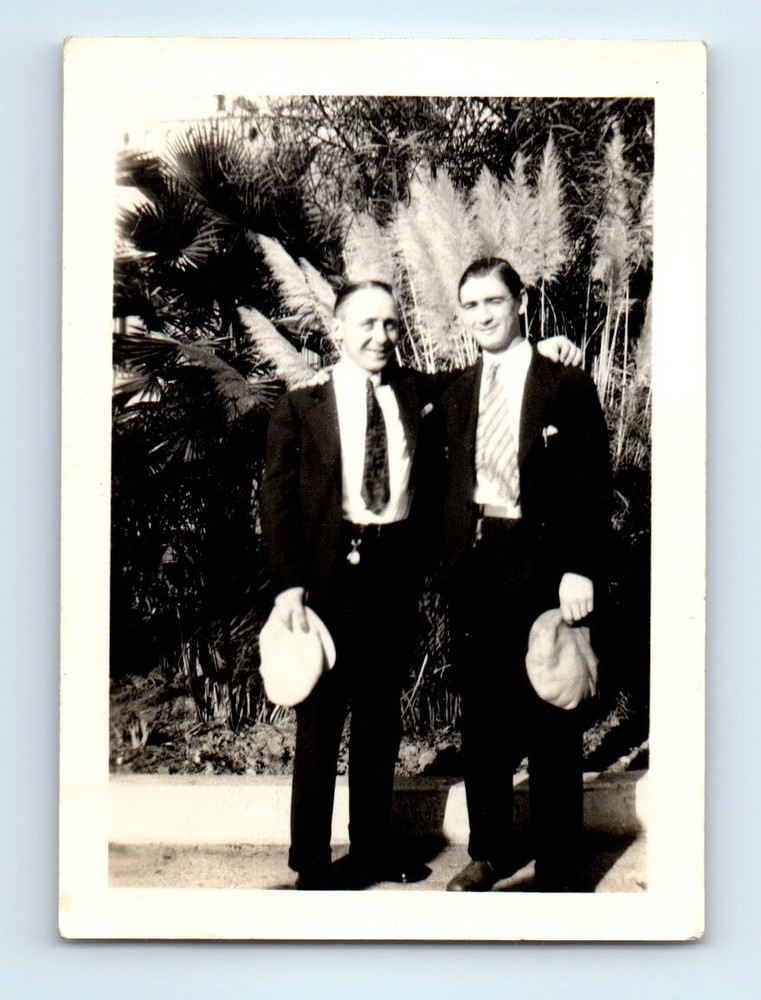 Old Vintage Photo AFFECTIONATE MEN IN SUIT HAT PAIR DUO ORIGINAL SNAPSHOT PIC
