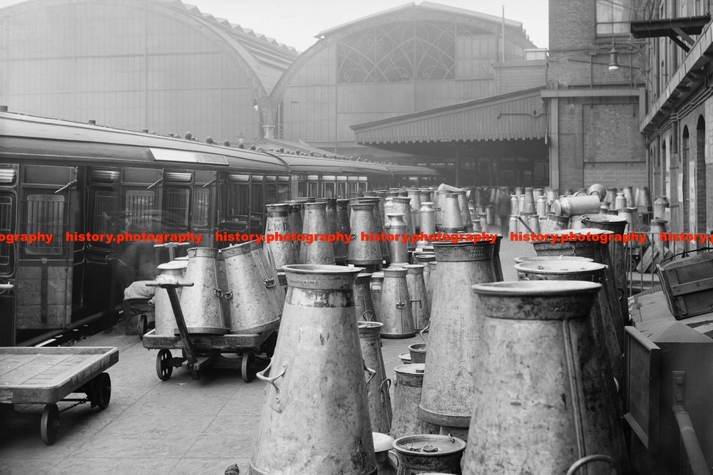 F022158 Milk traffic at Paddington Station GWR London Great Britain 1923