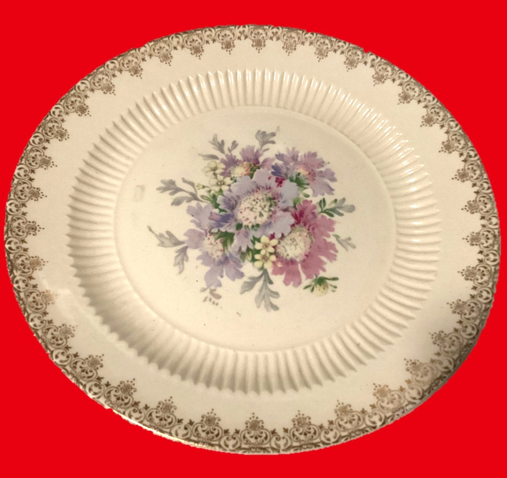 Royal China Dinner Plate Heritage 22 K Gold Filigree Floral Vintage 9 1/4